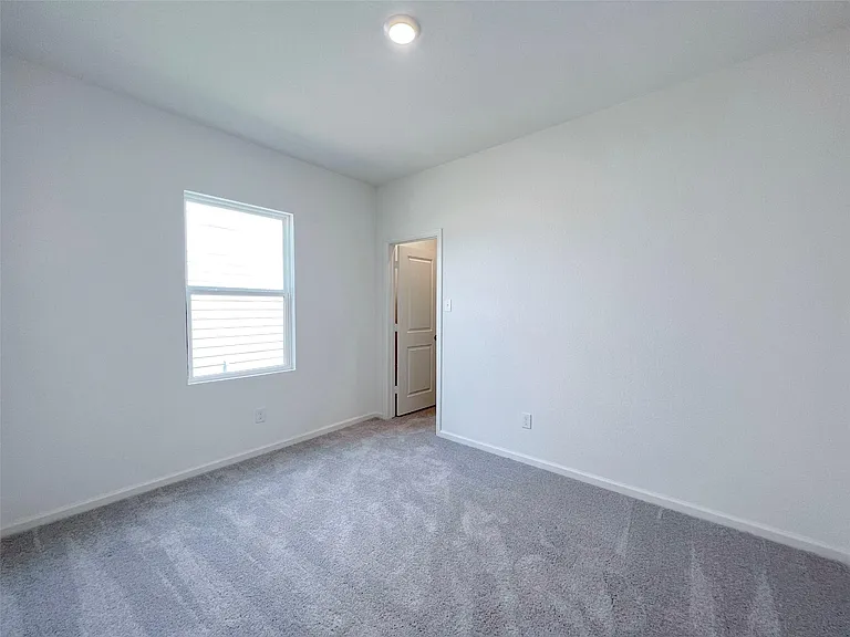 680 Amesbury Rd — Photo 14