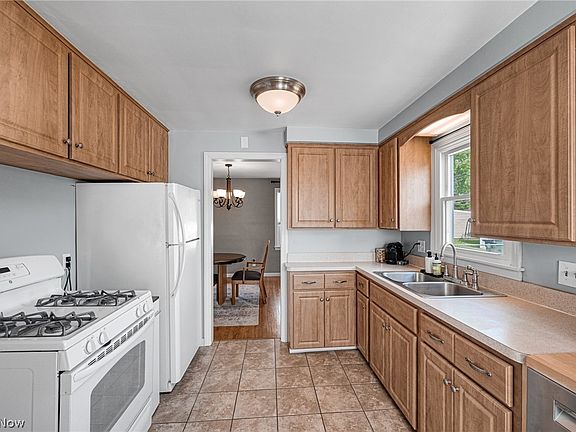 4th image of 7920 Parmenter Dr