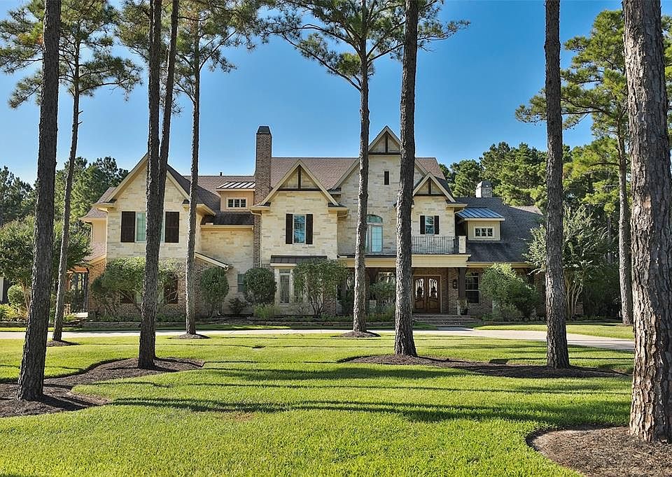 Spacious front yard with circular drive
