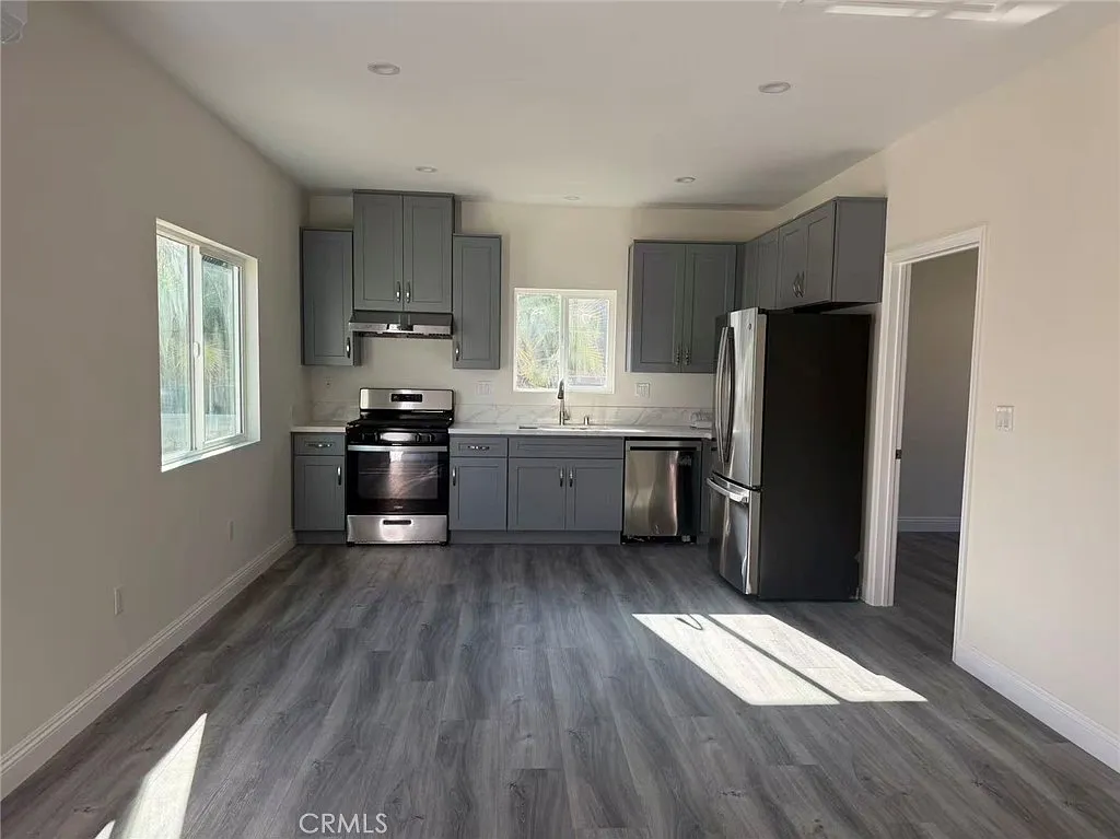 3 bed, 1000 sqft, $3,600 — Photo 2