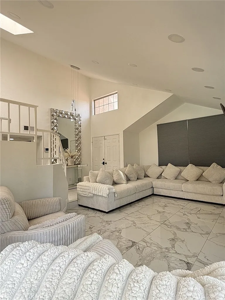 4 bed, 1956 sqft, $3,900 — Photo 4