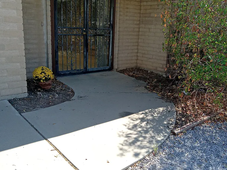 2635 Ardis Dr — Photo 3