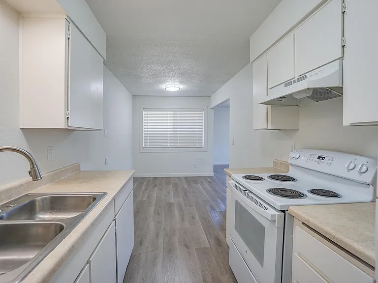 704 N Broadway St — Photo 13