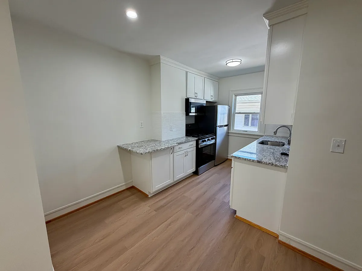 Building Photo - 142 Saranac Ave #5