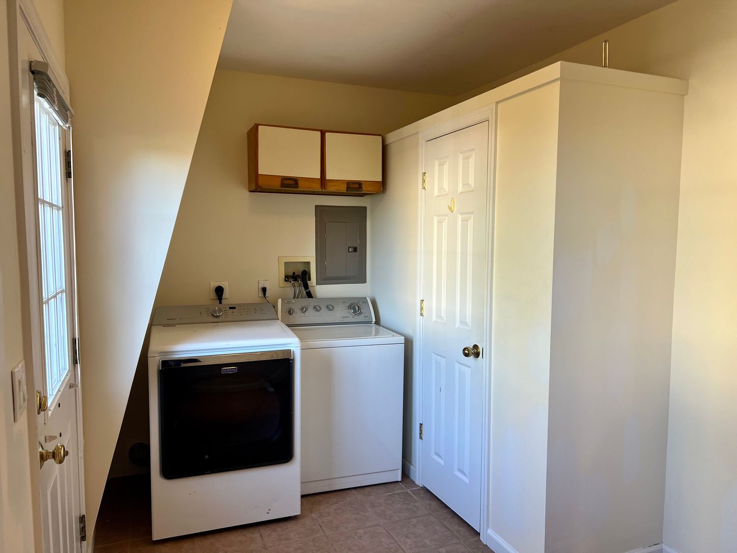  Foyer/mudroom with storage and washer/dryer