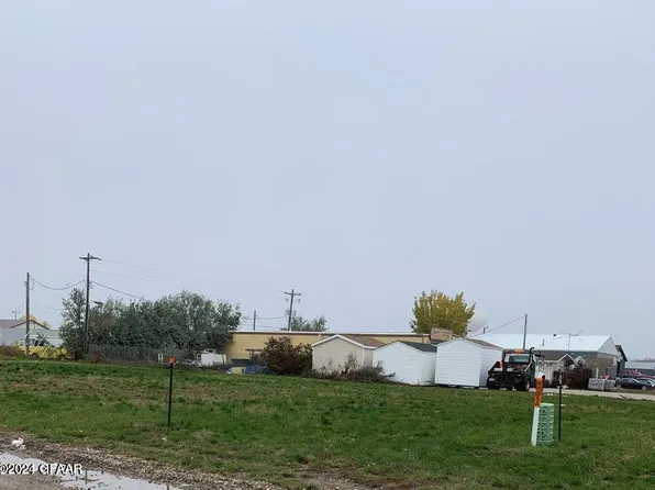 2401 N 42nd St, Grand Forks, ND 58203