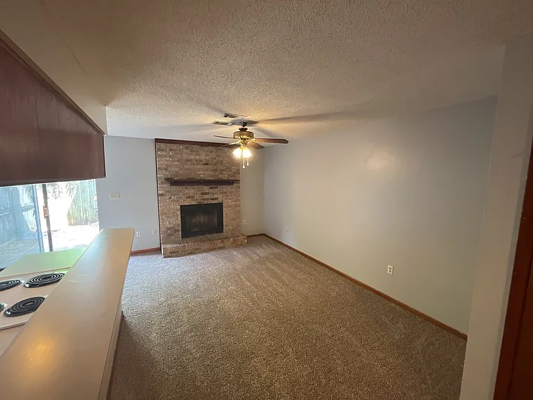 320 Olympia Ct — Photo 4