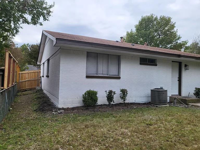 1213 Carroll Dr — Photo 4