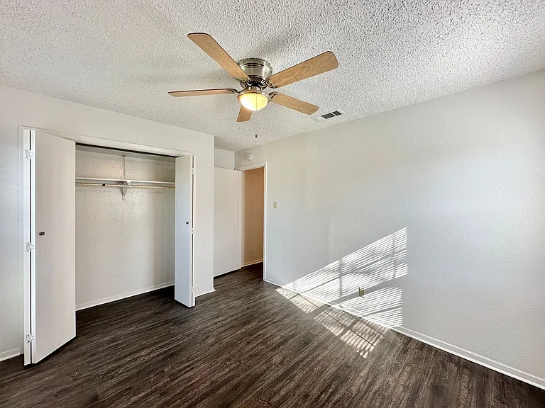 1501 Farhills Dr — Photo 27