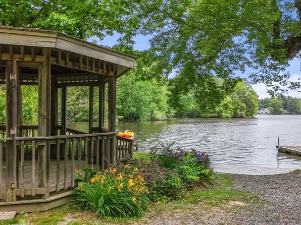 100 Oakridge Ave, North Attleboro, MA 02760