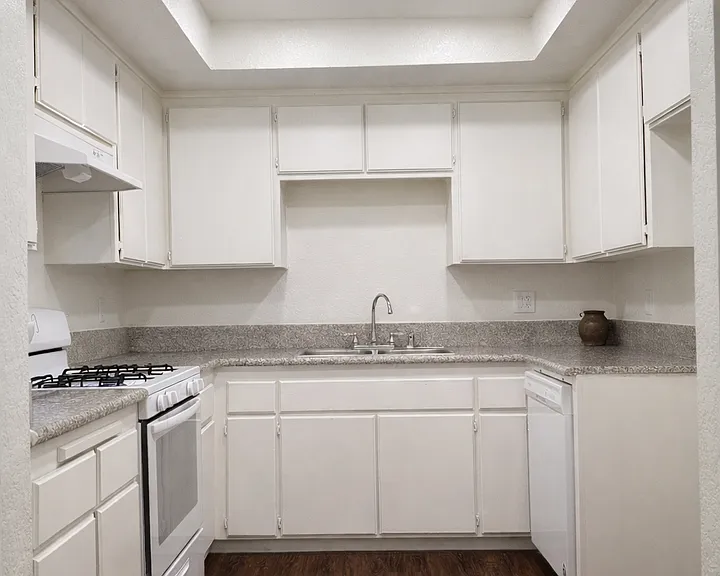 Daisy Apartments — Photo 31
