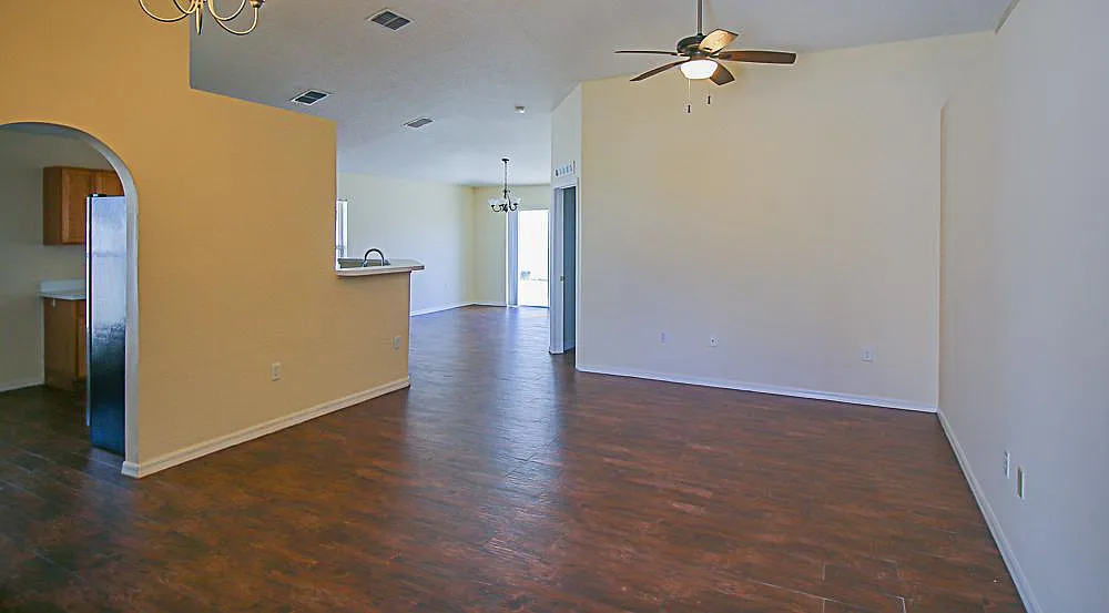 3 bed, 1465 sqft, $1,999 — Photo 2