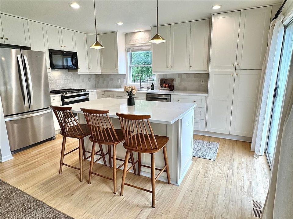 2nd image of 2529 SW 10th St