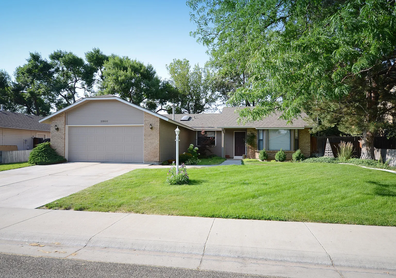 Beautiful Just Renovated 3 bedroom Single Level Home with Wonderful Fenced Backyard- Pet Friendly — Photo 1