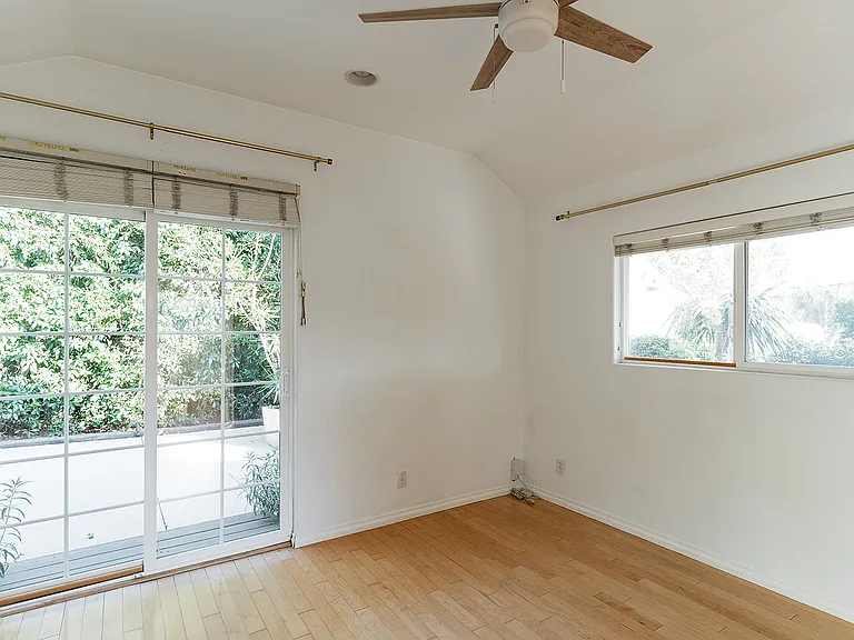 2841 Los Feliz Dr — Photo 14