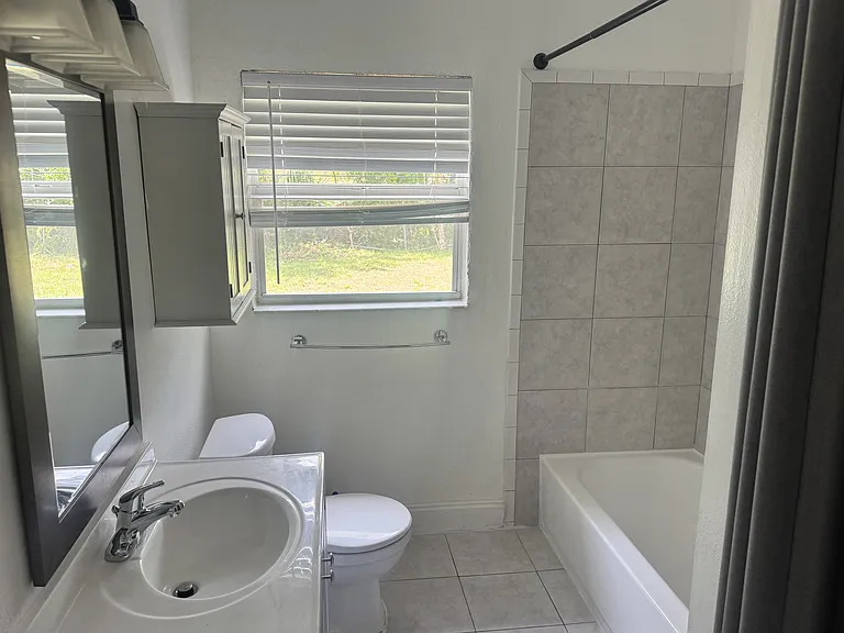 1022 W Alfred St — Photo 8