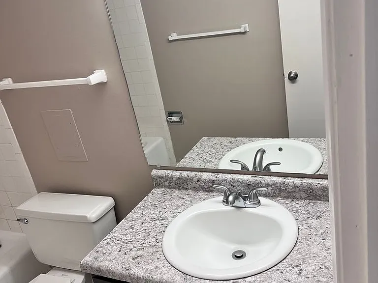 Bristol Square Apartments — Photo 42