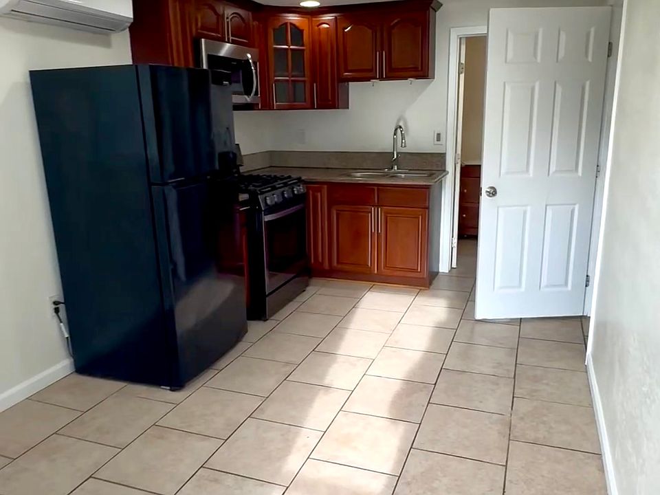 1st image of 2822 Olive St #Adu