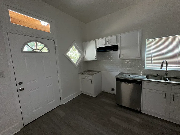 939 Seattle St — Photo 4