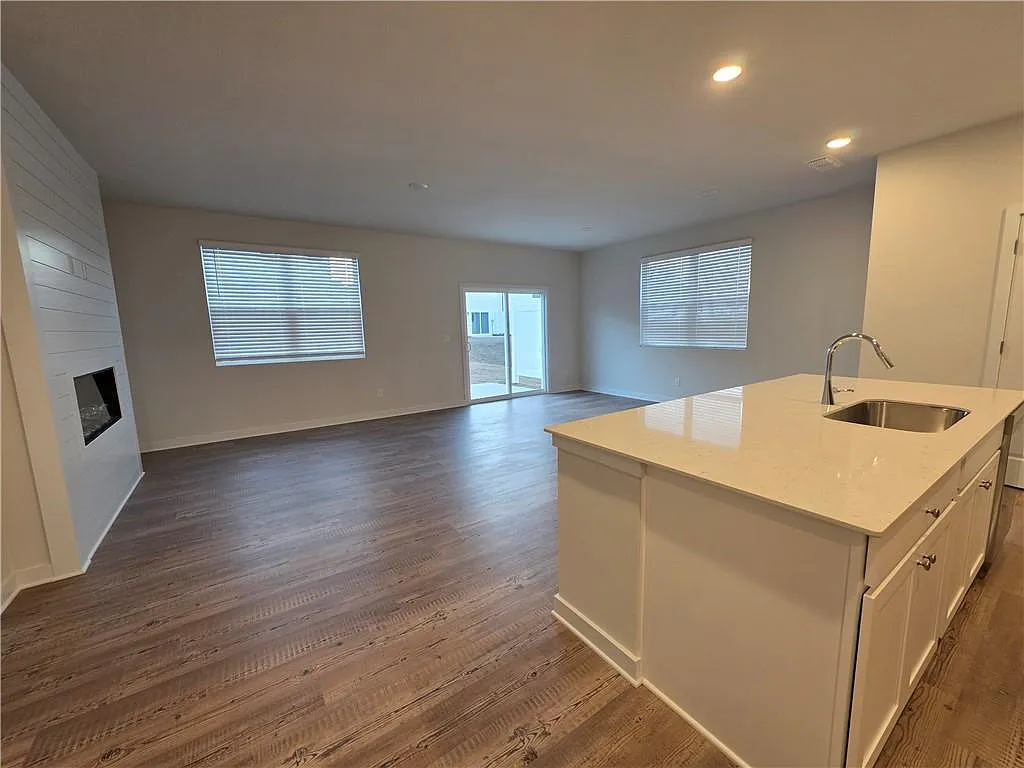 3 bed, 2.5 bath, 2025 sqft, $2,400 — Photo 2