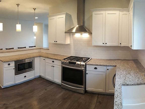 Stunning kitchen with gas stove- a cooker's dream kitchen!