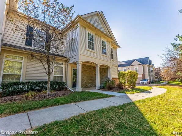 16211 Addington Dr #192, Walled Lake, MI 48390