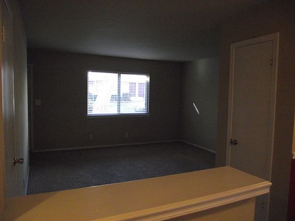 2nd image of 924 E College St #924