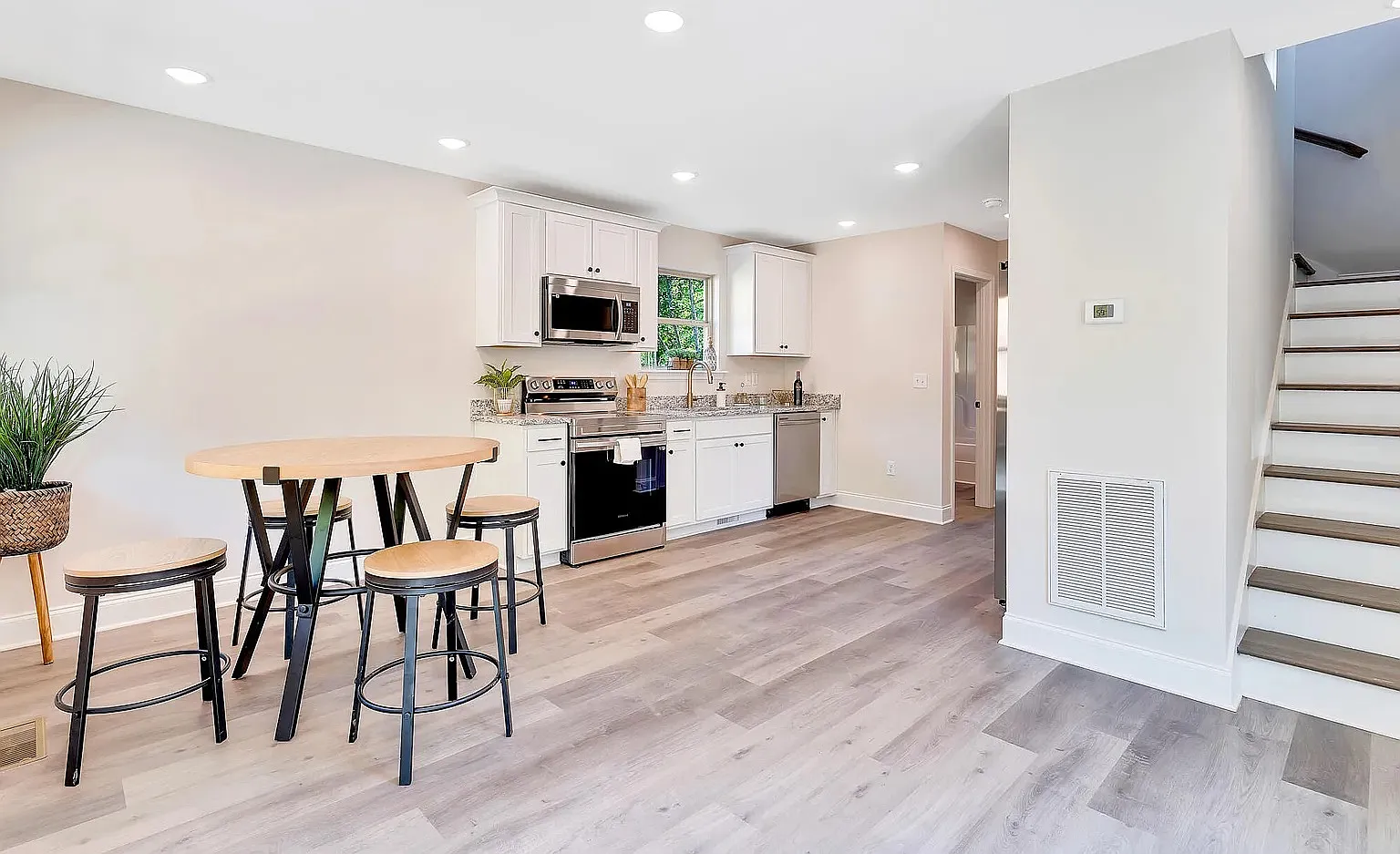 3 bed, 1055 sqft, $2,000 — Photo 4