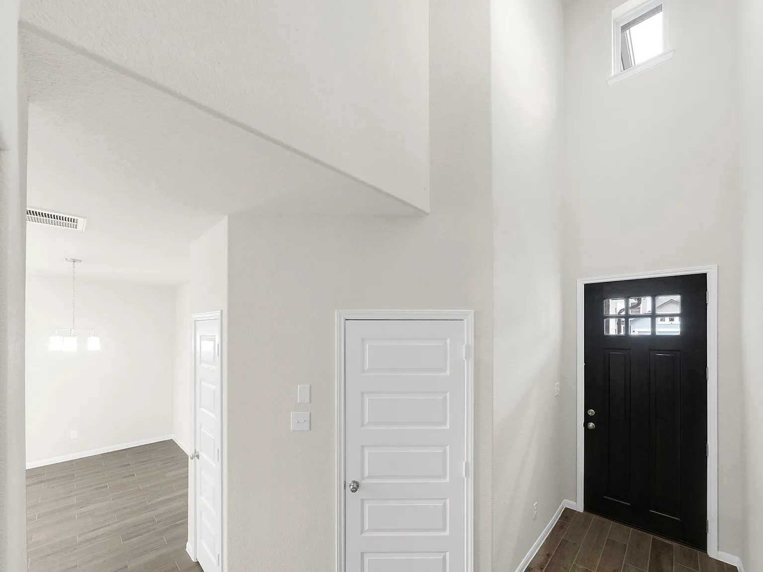 3 bed, 2.5 bath, 1703 sqft, $2,300 — Photo 3
