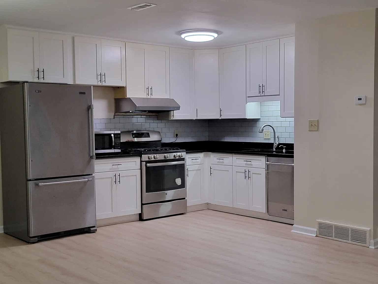 3 bed, 2.5 bath, 1319 sqft, $2,500 — Photo 3