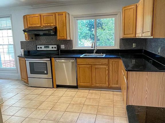 4th image of 10511 Oak Pl