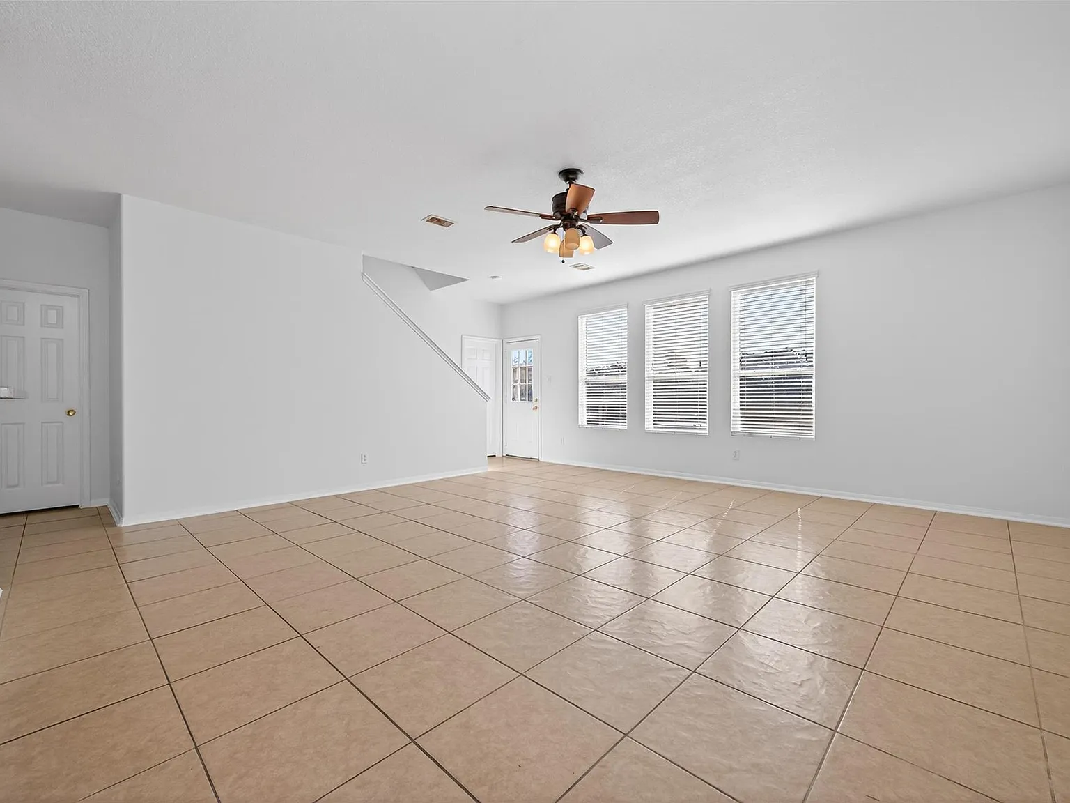 4 bed, 3.0 bath, 2361 sqft, $2,400 — Photo 4