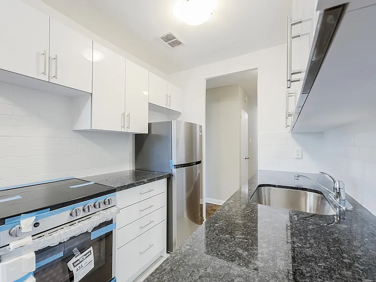 225 Cosburn Ave — Photo 4