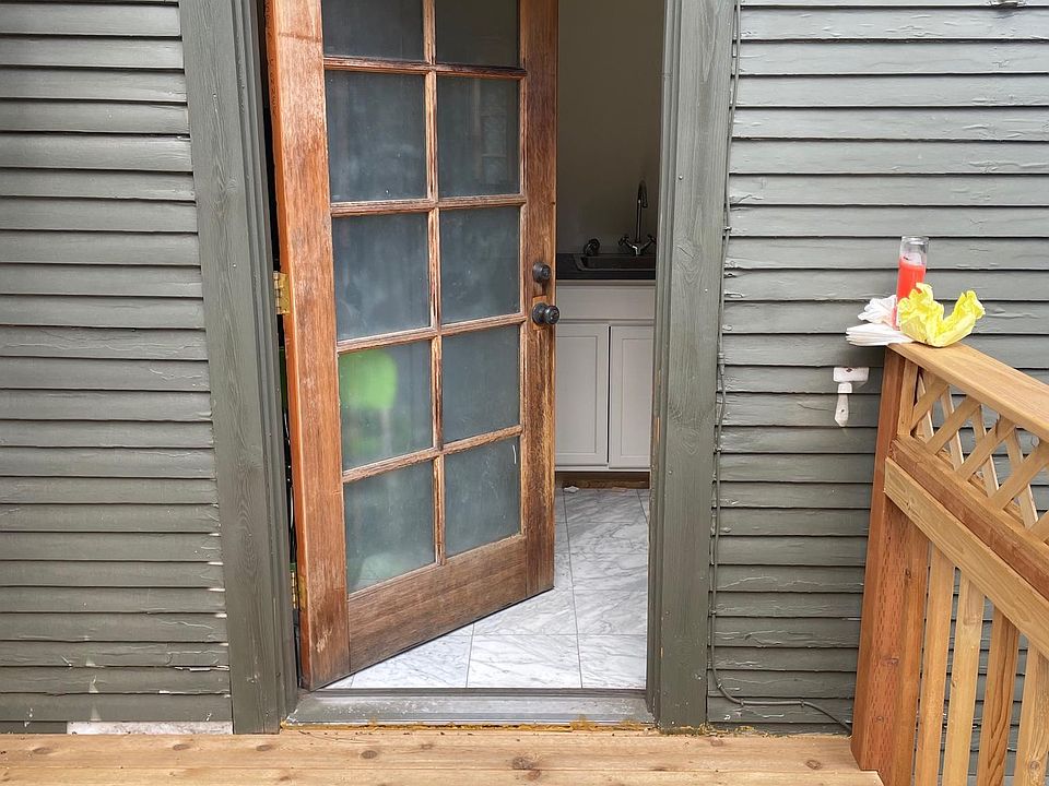 Private entry to unit.