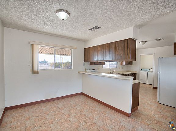 3rd image of 115 W Danenberg Dr
