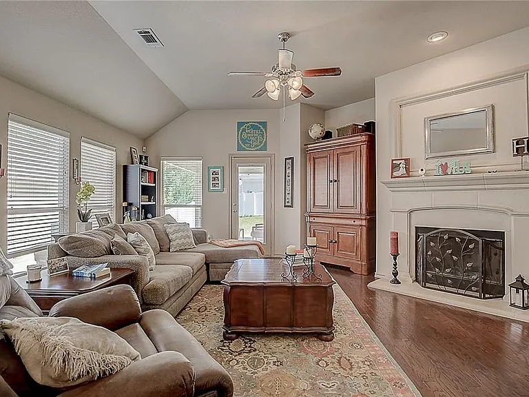 5009 Holliday Dr — Photo 15
