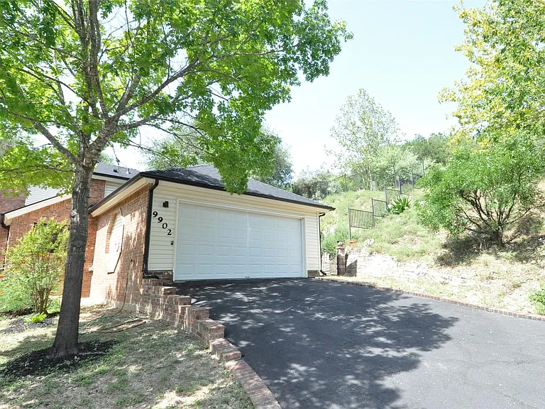 9902 Talleyran Dr — Photo 30