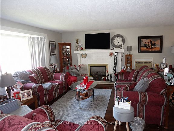 2nd image of 17 Pineridge Cres