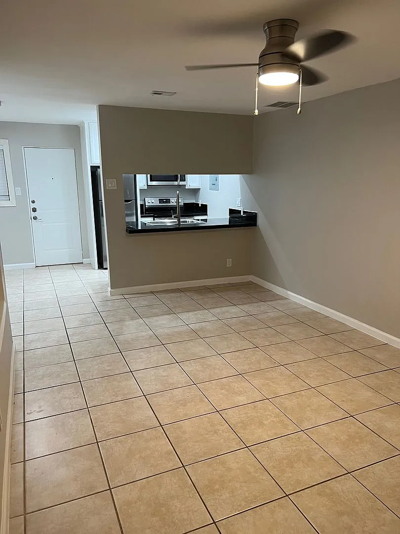 2 story 2 Bed 1 Bath - 2 Parking - Water Paid — Photo 2