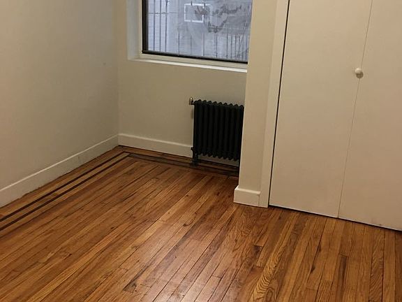 4th image of 3145 Crescent St APT 4D
