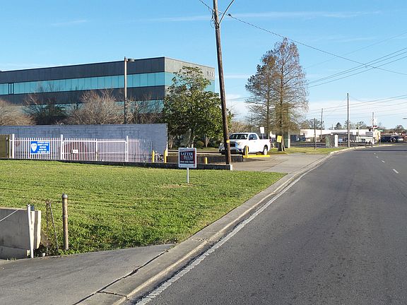 3rd image of 1529 Whitney Avenue