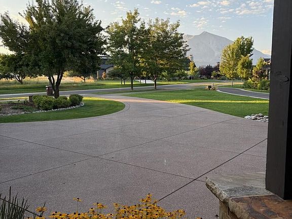 3rd image of 221 Crystal Canyon Dr