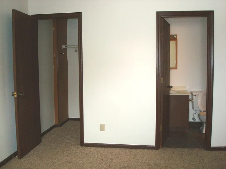 733-739-745 Longmeadow Ln — Photo 7