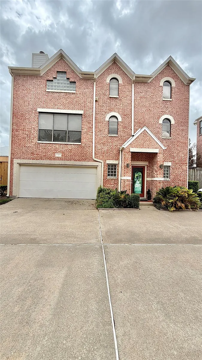Photo 1 of 12 - 6418 Ferris Dr #3 - Houston, TX Primary Photo - 6418 Ferris Dr #3