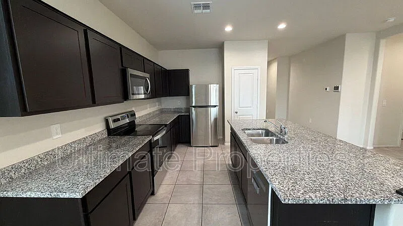 3 bed, 2.0 bath, 1553 sqft, $1,795 — Photo 4