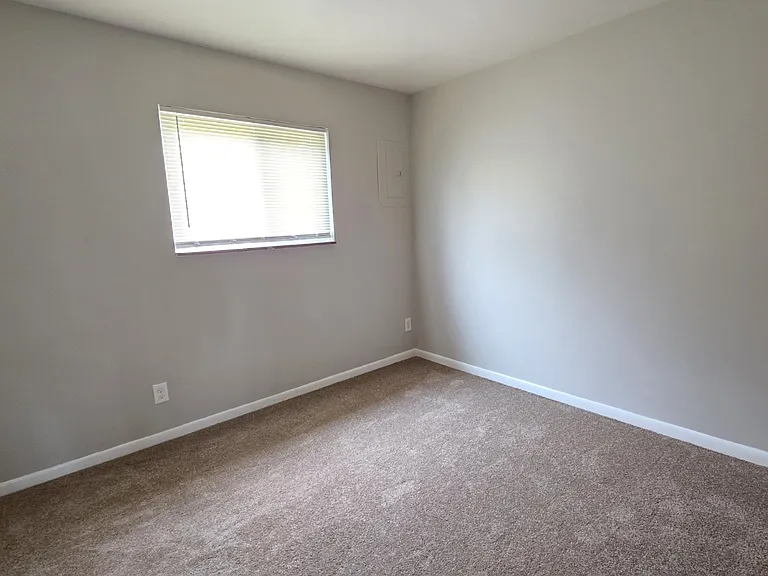 5909 N Wayne Rd — Photo 10