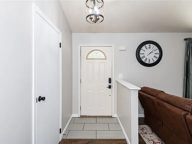 1221 Warwick Dr — Photo 4