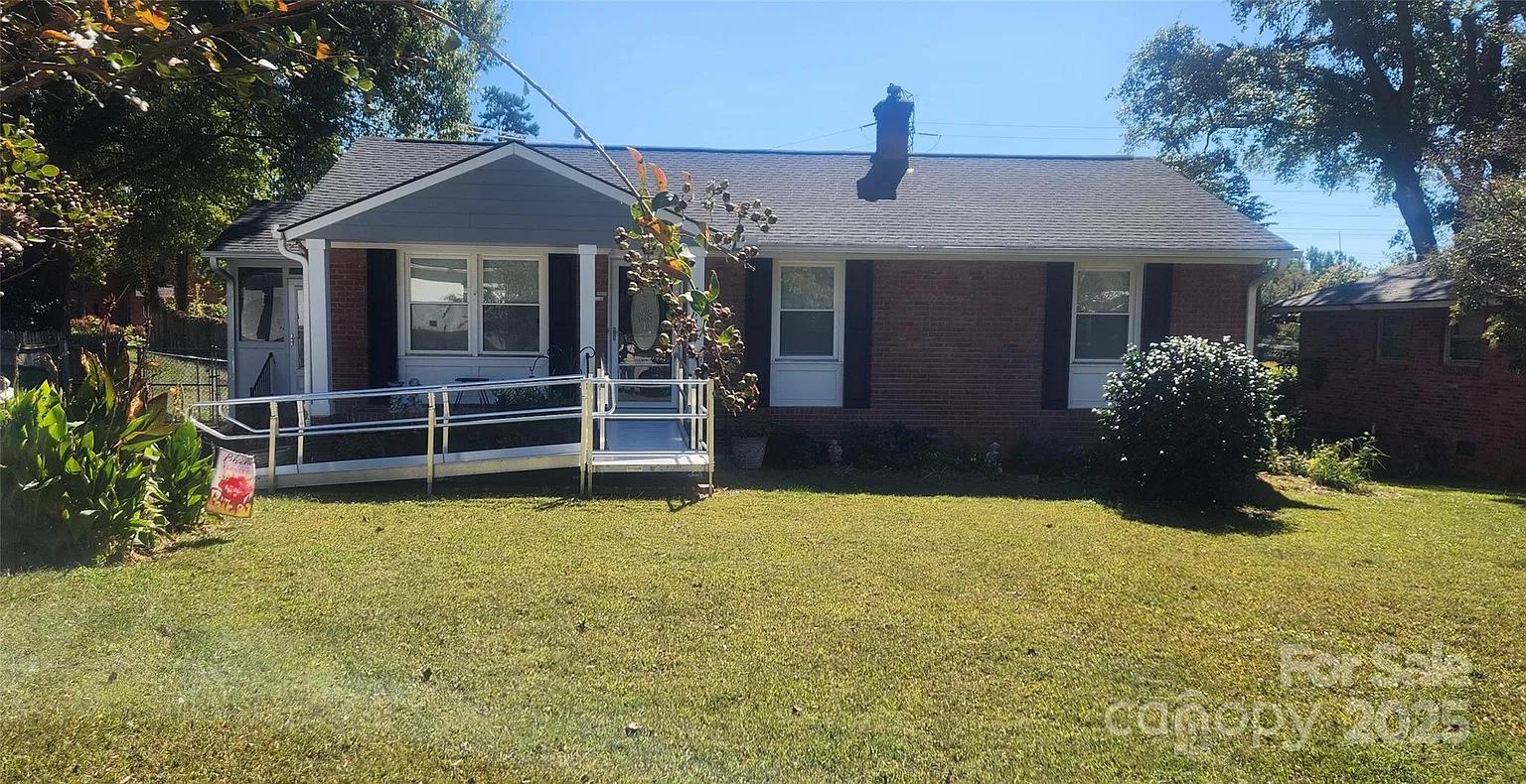 5511 Radford Ave photo 1