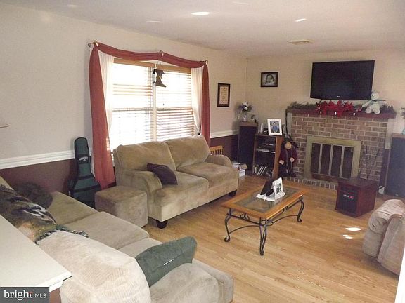 4th image of 44 Surrey Dr