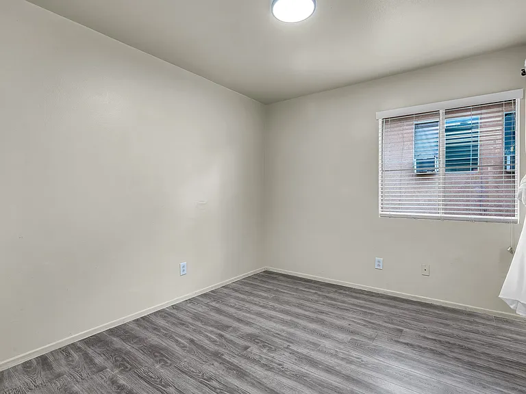 5243 Huntington Dr N #5 — Photo 6